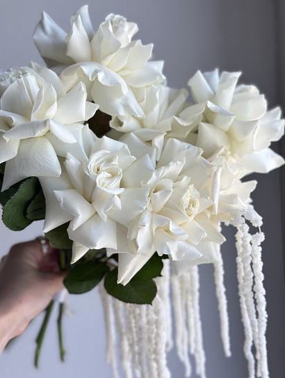 Вывернутые розы с амарантусом