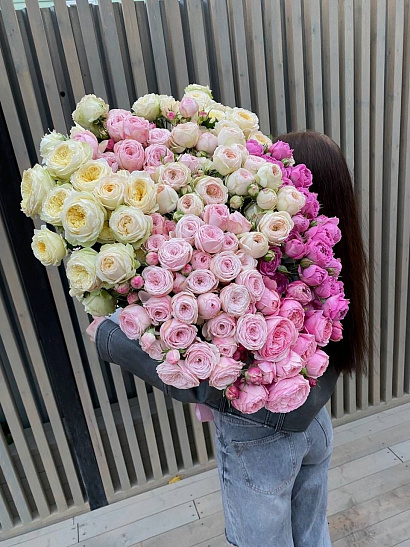 Мечта каждой девушки - охапка кустовых премиум роз