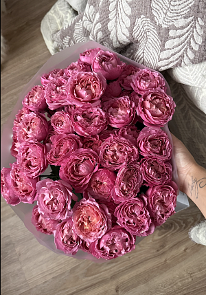 Букет малиновых кустовых пионовидных роз