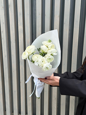 Охапка белых ранункулюсов