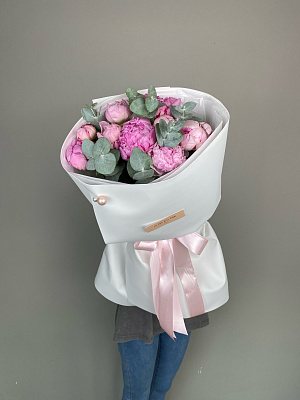 Розовые пионы 9 шт. с эвкалиптом