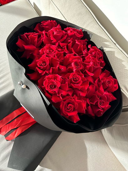 Вывернутые красные розы в чёрном оформлении