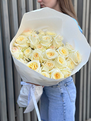 Охапка пионовидной эквадорской розы Candelight 50 см