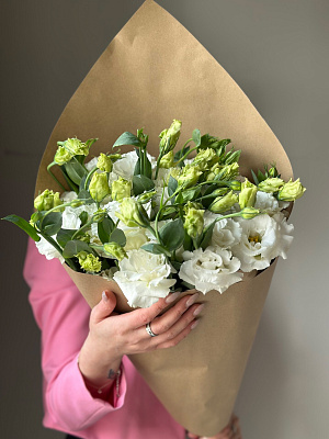 Охапка белых эустом