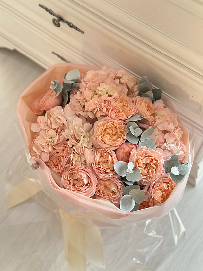 Нежные гортензии с кустовыми пионовидными розами