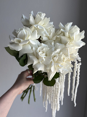 Вывернутые розы с амарантусом