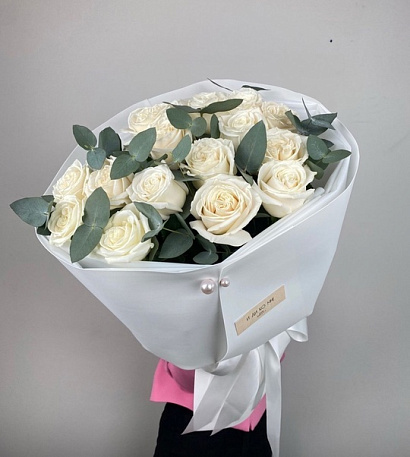 Эквадорские белые розы с эвкалиптом