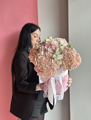 Гортензии с эустомой в розовой коробке