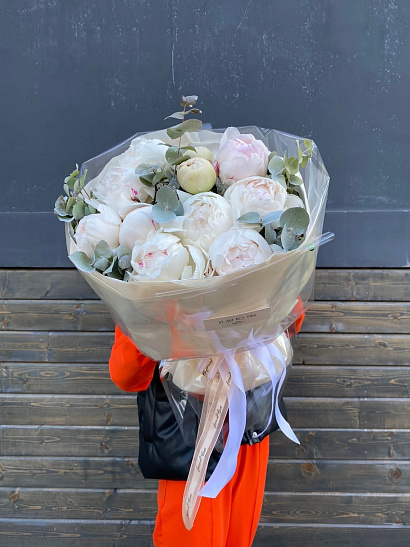 Белые пионы с эвкалиптом