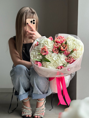 Весенний букет из гортензий и пионовидных тюльпанов