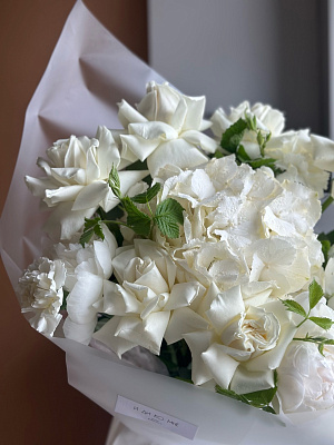 Белоснежный авторский букет с пионами и малиной