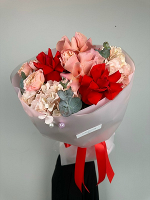 Яркий сборный букет на День Влюбленных (размер M)