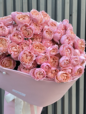 Большой букет персиковых кустовых пионовидных роз