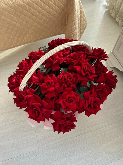 Корзина эквадорских роз с эвкалиптом