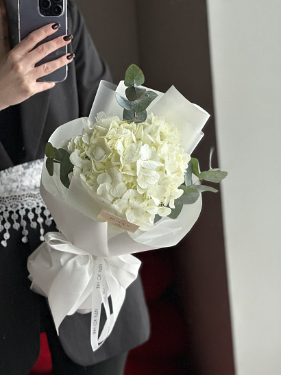 Букет-комплимент с белой гортензией и эвкалиптом