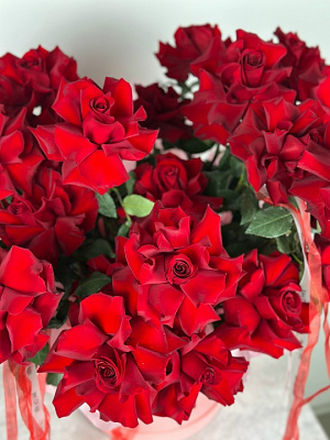 Коробка вывернутых роз с большим бутоном