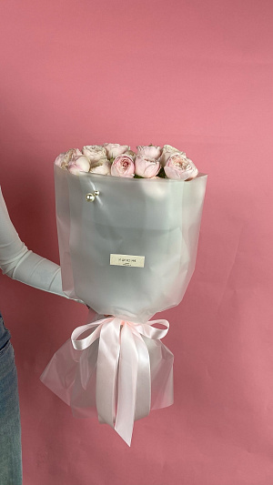 Кустовые бежевые пионовидные розы в матовой плёнке