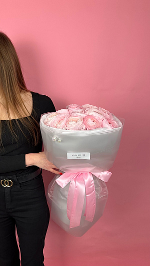 Стойкие ранункулюсы в нежном оформлении