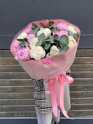 Белые и розовые пионы с эвкалиптом