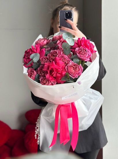 Сочный букет с розами