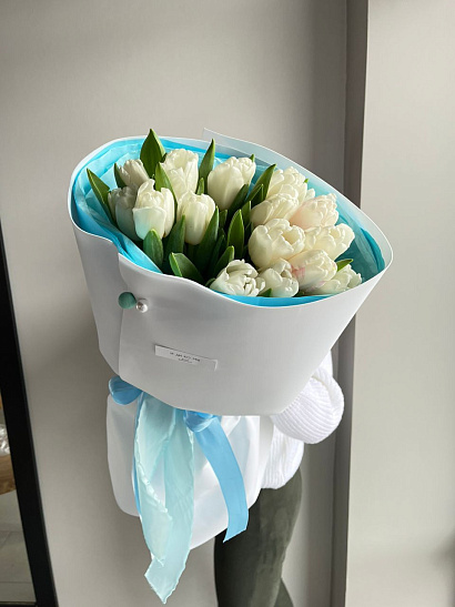 Белые тюльпаны в бело-голубом оформлении 15 шт.