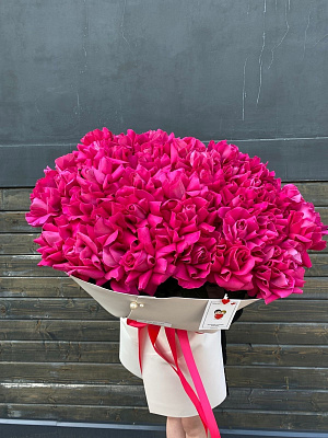 Яркие вывернутые эквадорские розы 51 шт.