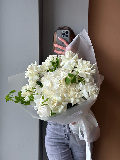 Белоснежный авторский букет с пионами и малиной