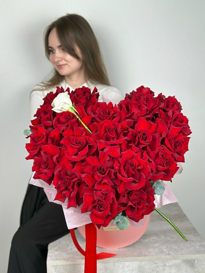 Сердце из вывернутых эквадорских красных роз с одной белой розой