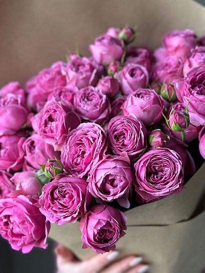 Охапка кустовой пионовидной розы Misty Bubbles 50 см