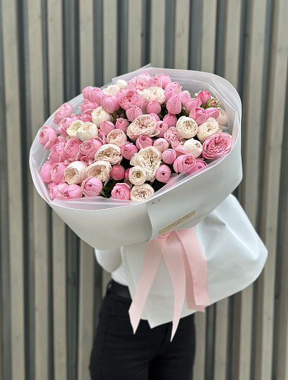 Нежный поцелуй - охапка кустовых роз