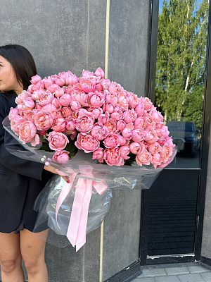 Большой букет кустовых пионовидных роз нежного розового цвета