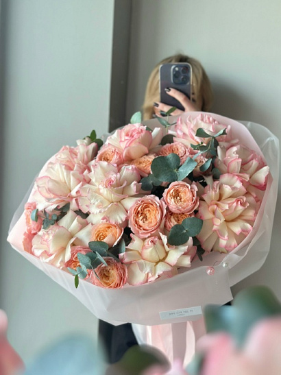 Эквадорские ажурные розы + кустовые пионовидные розы с эвкалиптом