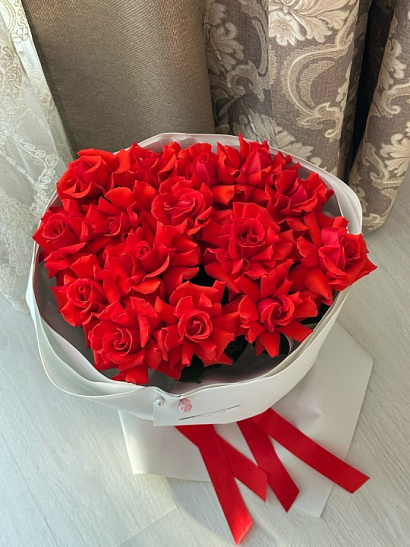 Алые вывернутые розы сорта Nina