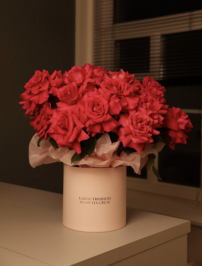 Коробка малиновых роз для мамочки