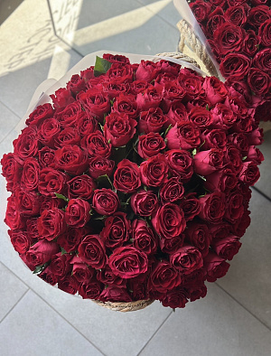 101 кенийская роза в плетеной корзине