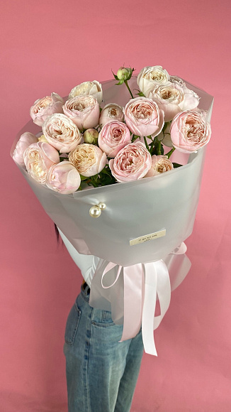 Кустовые бежевые пионовидные розы в матовой плёнке