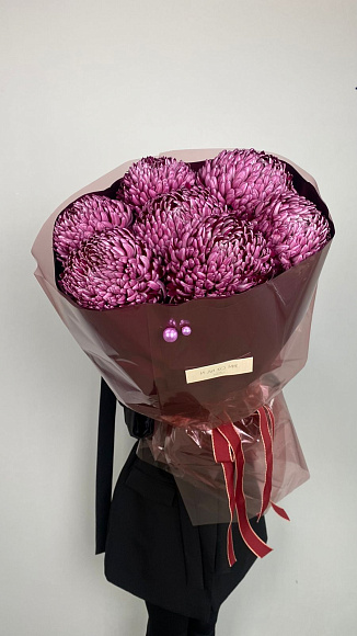 Моно букет с бордовыми хризантемами