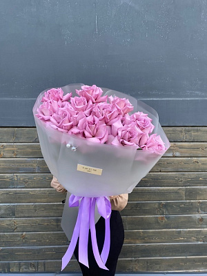 Эквадорские сиреневые розы в матовой пленке