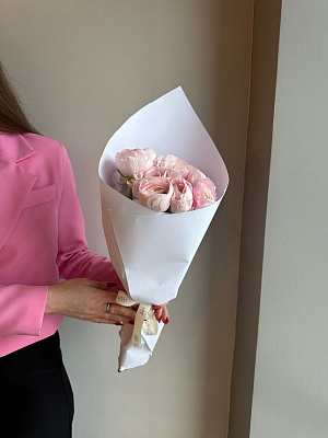 Охапка розовых ранункулюсов