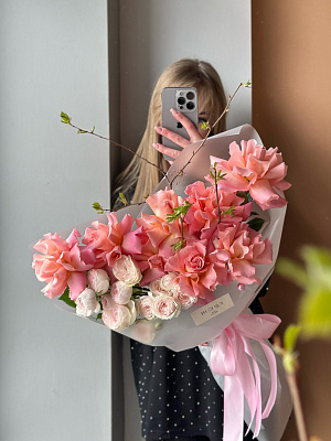 Авторский букет с цветущими ветками