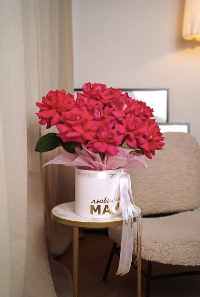 Коробка "Любимая мама" с малиновыми эквадорскими розами