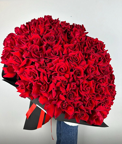 Огромный букет вывернутых роз