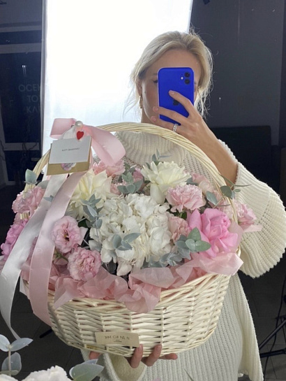 Авторская корзина в бело-розовой гамме