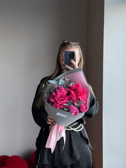 Яркий букет-комплимент с розами