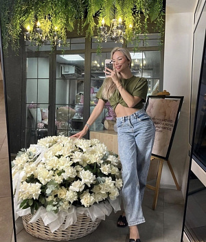 201 вывернутая роза с эвкалиптом в корзине