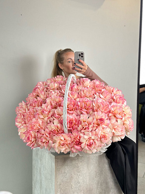 Корзина из нежной эквадорской розы