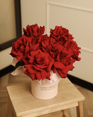 Праздничная композиция из роз "Единственной маме на свете"