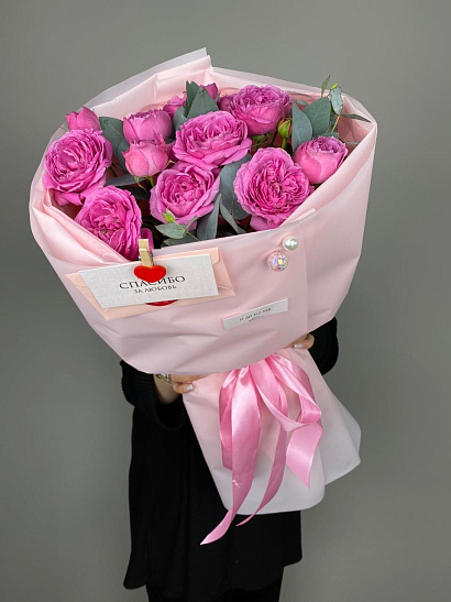 Малиновый десерт: букет из кустовых пионовидных роз