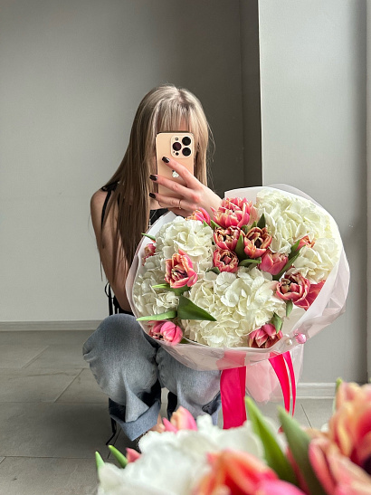 Весенний букет из гортензий и пионовидных тюльпанов