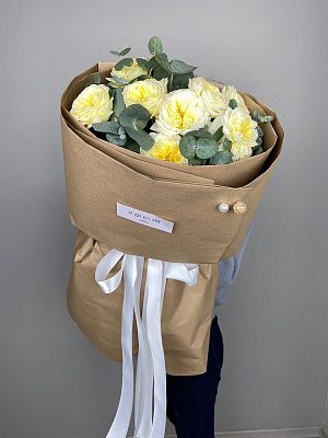 Лимонные пионовидные кустовые розы в крафте